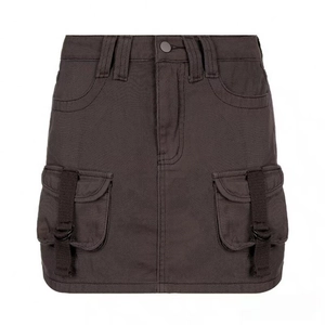Dettagli della minigonna cargo grigio scuro con tasche utility e fibbie a D in metallo