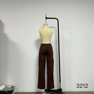 Detailansicht der dunkelbraunen High-Waist Cargo-Hose mit praktischen großen Taschen