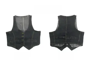 Gilet en jean noir à plat montrant la fermeture boutonnée et la bride réglable au dos