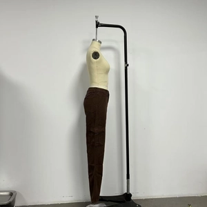 Detailansicht der dunkelbraunen Cargo-Hose mit hoher Taille und großen Seitentaschen am Mannequin