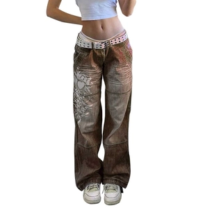 Détail du tissu denim marron délavé vintage avec impression gothique blanche élégante