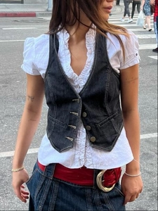 Détail du gilet en jean gris foncé ajusté avec boutons vintage et poches décoratives