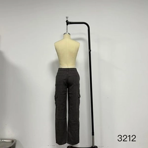 Detailansicht der Cargohose mit Funktionstaschen, elastischem Bund und Baumwolltwill-Stoff