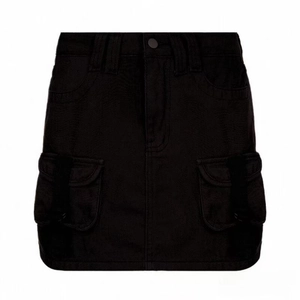 Dettaglio mini gonna cargo in denim nero con ampie tasche a patta e cuciture rifinite