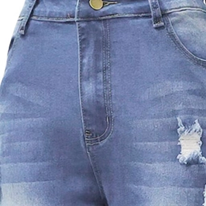 Détail du denim délavé bleu clair avec texture déchirée et bouton doré métallique