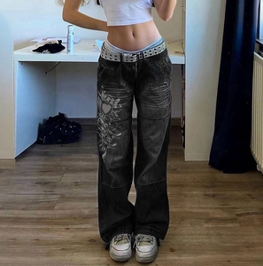 Pantalon en jean noir à jambe large avec imprimé cœur blanc et effet délavé vintage