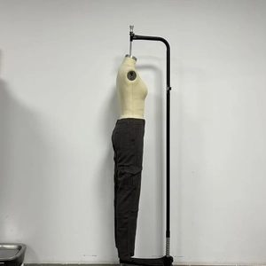 Detailansicht der dunkelgrauen Cargohose mit hoher Taille, Seitentaschen und Kordelzug