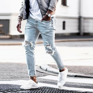 Schmal geschnittene Herren-Jeans in Hellblau mit modischen Rissen und Streetwear-Details