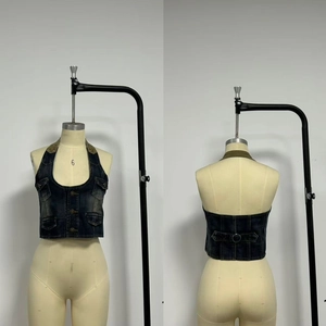 Detail der Vintage-Jeans-Halter-Weste mit Metallknöpfen und verstellbarem Rückenschnallengurt
