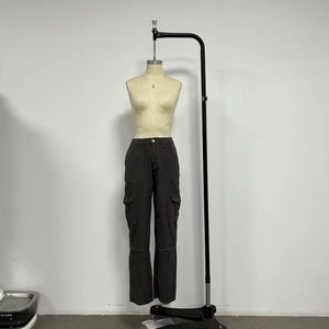Detailansicht der High-Waist-Cargohose mit funktionalen Klappentaschen in Anthrazitgrau