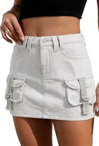 Dettaglio ravvicinato della gonna cargo in denim grigio chiaro con tasche e cinturini a D