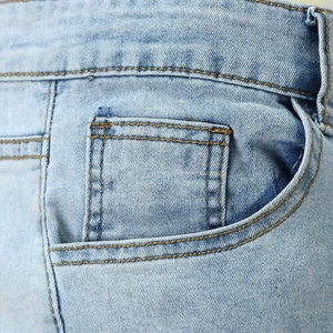 Klassische hellblaue Jeans mit Detailansicht der Vordertasche und gelben Kontrastnähten
