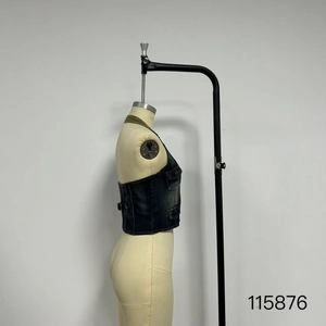 Detail der dunkelblauen Vintage-Jeansweste mit Seitentaschen und abgenutzten Metallschnallen