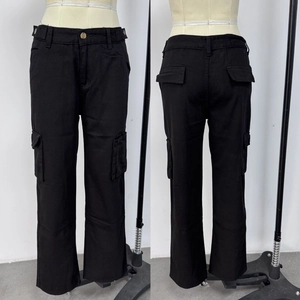 Détails des poches cargo fonctionnelles et de la texture sergé sur le jean noir