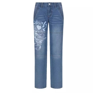 Jean femme bleu droit avec imprimé graphique vintage Y2K et motifs cœur style streetwear