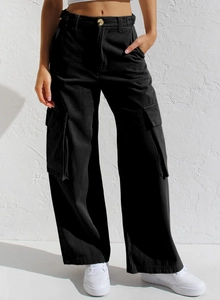 Vue détaillée des poches cargo et du tissu en sergé résistant sur le pantalon noir