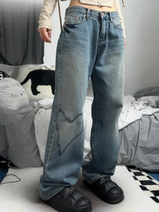 Detail der hellblauen Vintage-Jeans mit einem markanten, großflächig genähten Herzmuster