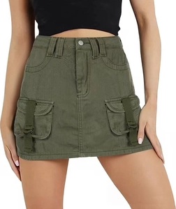 Vista dettagliata della minigonna cargo verde militare con ampie tasche e anello a D in metallo