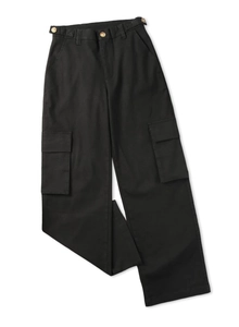 Détail d'un pantalon cargo noir avec boutons métalliques et poches utilitaires multiples