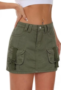Dettaglio della minigonna cargo verde militare con tasche utility e anelli a D in metallo