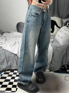 Detail der Herzstickerei und der hellen Waschung an der weit geschnittenen Jeanshose