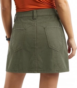 Vista posteriore dettagliata di una minigonna di jeans verde oliva con tasche e cuciture