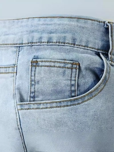 Modische hellblaue Herren-Jeans mit Destroyed-Effekten und goldfarbenen Kontrastnähten