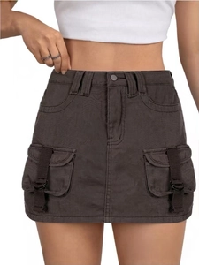 Dettaglio minigonna utility grigio scuro con tasche cargo e accenti di anelli a D in metallo