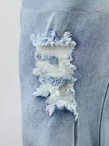 Vorderansicht der hellblauen Washed-Denim-Jeans mit Distressed-Knie und ausgefransten Details