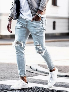Modische Herren Skinny Jeans in Hellblau mit Destroyed-Effekten im urbanen Freizeitstil