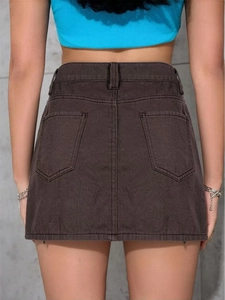 Vista posteriore di una minigonna in denim marrone con vita alta e doppie tasche applicate