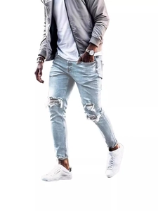 Modische Herren Slim Fit Jeans in hellem Blau mit Rissen an den Knien und Wascheffekt
