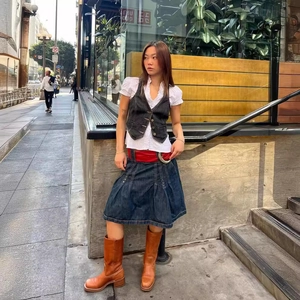Gilet en jean ajusté et jupe plissée avec chemise vintage et bottes en cuir marron