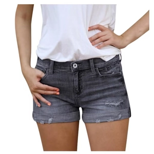 Short en jean gris fumé pour femme avec détails déchirés et ourlet effiloché coupe slim