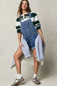 Détail de la salopette en jean ample avec plusieurs poches et style décontracté rétro US