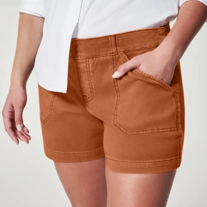 Slim fit retro denim shorts in caramel color with large pockets for women