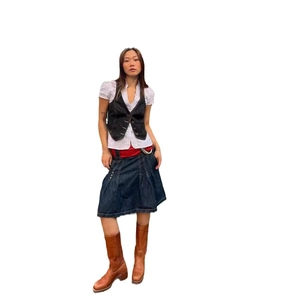 Gilet en jean ajusté à la mode avec chemise blanche et jupe plissée dans un style rétro Y2K