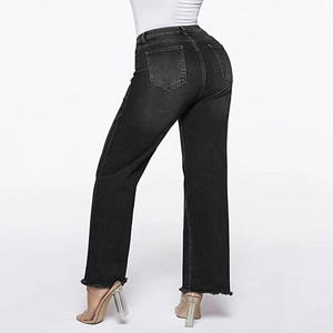 Détail d'un jean taille haute avec ourlet effiloché et poches arrière classiques