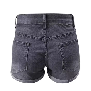 Short en jean gris foncé taille haute coupe ajustée avec revers et poches arrière