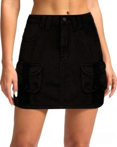 Dettaglio gonna cargo in denim nero con ampie tasche e design a vita alta slim