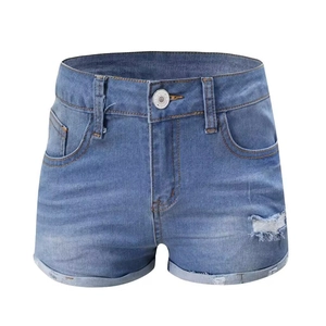 Short en jean bleu clair moulant pour femme avec franges et détails déchirés