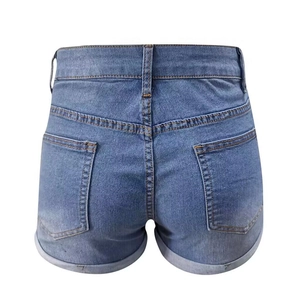 Détail du short en jean avec taille haute, poches arrière et ourlet roulé avec coutures jaunes
