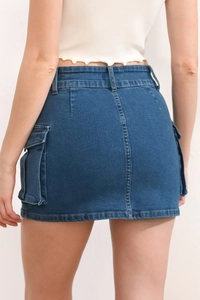 Detailansicht der Rückseite des dunkelblauen Cargo-Jeans-Minirocks mit großen Taschen