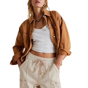 Veste en jean courte marron pour femme coupe décontractée avec col usé et boutons en métal