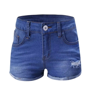 Détail du short en jean déchiré montrant le bouton en métal et l'ourlet effiloché