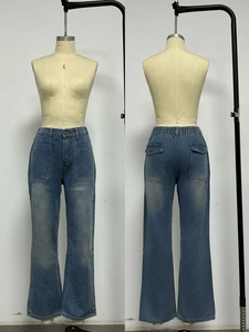 Dettaglio fronte e retro dei jeans a zampa blu lavato con tasche e vita elasticizzata