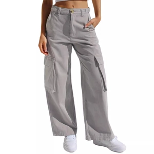 Jean cargo femme taille haute à jambes larges avec grandes poches latérales gris clair