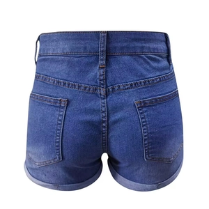 Détail du short en jean taille haute avec poches arrière et coutures orange contrastées