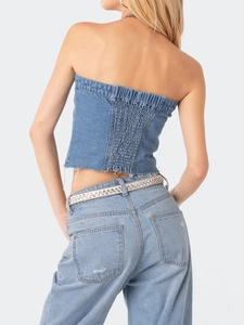 Makro-Detail der gesmokten Rückenpartie und Fransen-Saum am Jeans-Bandeau-Top