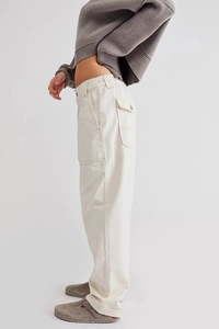Dettaglio dei pantaloni cargo bianco sporco a vita alta con tasca a patta e gamba larga